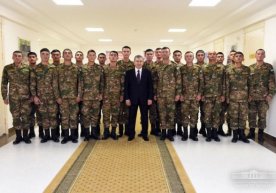 Шавкат Мирзиёев Нукусда ҳарбий хизматчилар билан суҳбатлашди фото