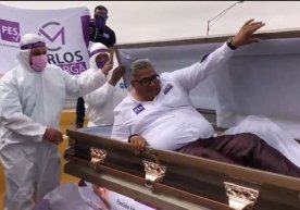Tobutdan chiqib nutq so‘zlagan siyosatchi (video) фото