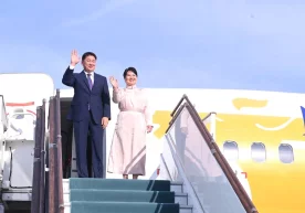 Мўғулистон президенти Ухнаагийн Хурэлсух рафиқаси билан Ўзбекистонга келди фото