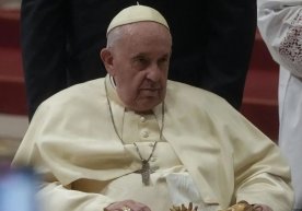 Pope Francis' health remains critical фото