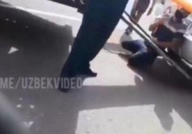 Haydovchi YPX xodimidan mashinasini jarima maydonchasiga yubormaslikni tiz cho‘kib so‘radi фото
