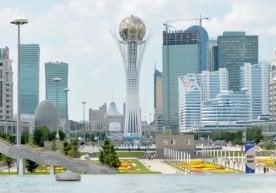 Тадқиқот: ҳар бешинчи қозоғистонлик мамлакатдан кўчиб кетишни ўйлайди фото