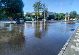 Yunusobodda suv quvuridagi avariya sabab ayrim ko‘chalarda transport harakati cheklandi фото