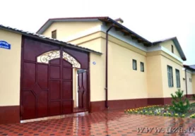 Уч ёки тўрт йўлакли, хўжалик иморатлари ва обод ҳовлилари