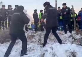 Qozog‘istonda politsiyachi samolyot qulagan joydan qutqarib olgan bolakay haqida ma’lumot berildi (video) фото
