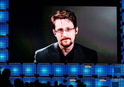 Эдвард Сноуден қасамёд қилиб, Россия паспортини қабул қилиб олди фото