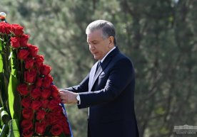 Prezident Islom Karimov haykali poyiga gulchambar qo‘ydi (foto) фото