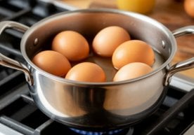 Агар сиз ҳам тухум қайнатилган сувни раковинага қуйиб