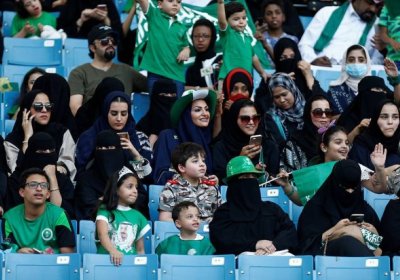 Saudiya Arabistonida ilk bor ayollar futbol o’yinlarini ko’rishga kelishdi фото