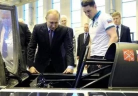 Россия президенти Владимир Путиннинг имзоси қўйилган, қуёш