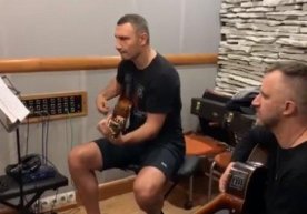 Klichko gitarada The Beatlesning qoʻshigʻini kuyladi (video) фото