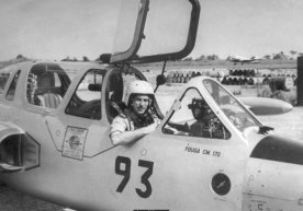 Belgiyalik uchuvchi 1961 yilda BMT bosh kotibi samolyotini urib tushirganini tan olgan фото