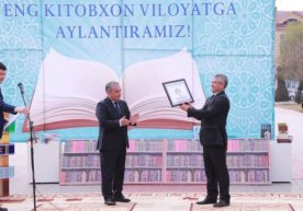 Shavkat Mirziyoyev tashabbusi bilan Namanganga millionta kitob sovgʻa qilindi фото