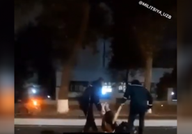 Toshkentda 25 yoshli qiz mast holda avtomobil yo‘liga yotib oldi (video) фото
