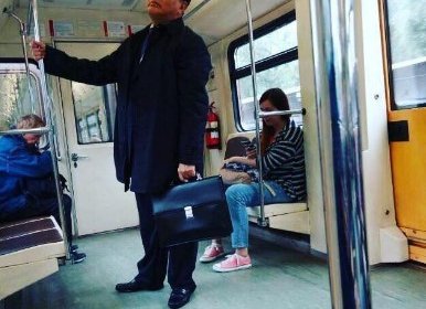Qirg‘izistonning ilk prezidenti Asqar Akayevning Moskva metrosida ketayotgan surati paydo bo‘ldi фото