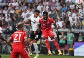 Bayern takes the lead against Frankfurt before the break фото