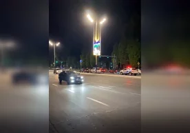 Фото: Видеодан кадр Тошкентда ЙПХ машинасидан қочган