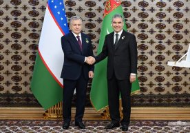 Shavkat Mirziyoyev «Maxtumquli Firog‘iyning 300 yilligi» esdalik medali bilan taqdirlandi фото