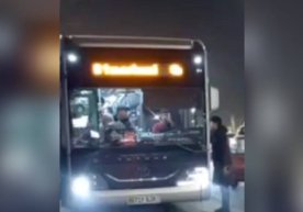 Тошкентда автобус ҳайдовчиси йўловчиларга қўпол муомала қилгани учун ишдан бўшатилди (видео) фото