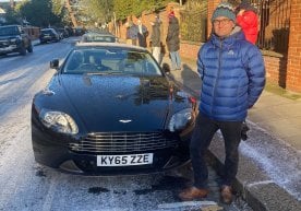 Жетро Гаррис учун ўзининг Aston Martin Вантаге В8 купеси