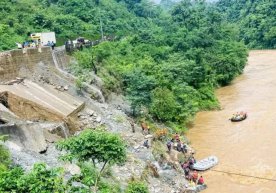 Nepalda ko‘chki ikki avtobusni daryoga olib ketdi фото