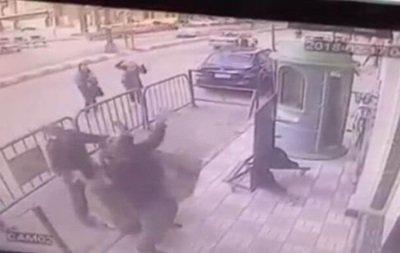 Misrda politsiyachi 3-qavatdan tushib ketayotgan bolani ushlab oldi (video) фото