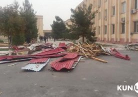 Каттақўрғон тумани ҳокимияти биносининг том қисми одамлар устига учиб тушди фото