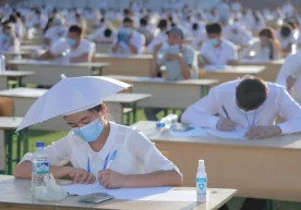 Абитуриентлар тест синовларига бош кийим билан келишлари