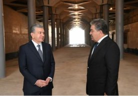 Mirziyoyev Ramatovni “Mehnat shuhrati” ordeni bilan taqdirladi фото