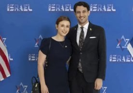 Бир эркак ва бир аёл маҳаллий вақт билан 21 май куни соат