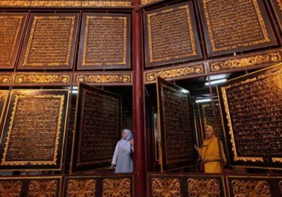 Indoneziyada taxtadan tayyorlangan Qur’on kitobi namoyish etildi фото