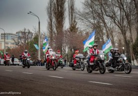 Mototsikl mingan Qorbobolar toshkentliklarni Yangi yil bilan tabrikladilar (foto) фото