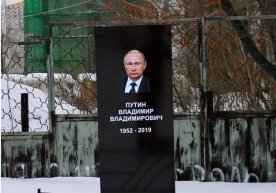 Россияда президент Владимир Путиннинг қабр тоши тасвири