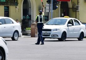 Энди автомобилнинг орқа ўриндиғидаги йўловчилар ҳам