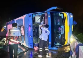 Таиландда хорижлик сайёҳларни олиб кетаётган автобус