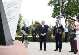 Президент Ғалаба боғида бўлиб ўтган хотира маросимида иштирок этди фото