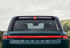 Rivian компанияси ўзининг янги Р2 СУВ моделларини илк