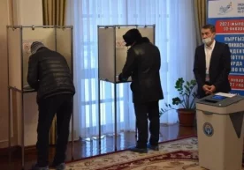 Қирғизистонда муддатдан аввал президент сайловлари ва