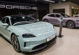 Porsche акциялари душанба куни 7 фоиздан кўпроққа пасайди.