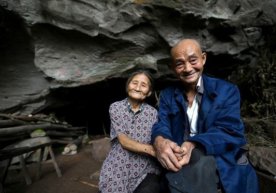 Xitoylik keksa juftlik g‘orda 50 yildan ortiq hayot kechirmoqda фото