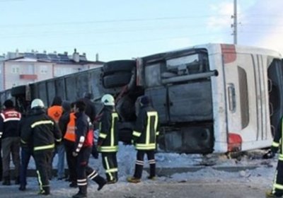 Turkiyada avtobus ag‘darilib ketishi oqibatida bolalar halok bo‘ldi va jabrlandi фото