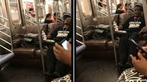 Nyu-York metrosiga bir yo‘lovchi o‘zining divanini olib kelib o‘tirdi (video) фото