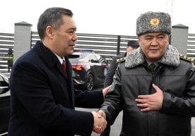 Қирғизистонда сиёсий муҳит яна қизиб кетди: Вазирлар