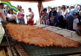 Qrimda 100 kilogrammlik cheburek tayyorlanib, rekord o‘rnatildi фото