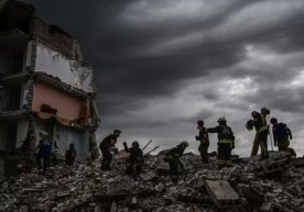 Donetsk oblastida ko‘p qavatli uyga zarba berildi. Kamida 15 kishi halok bo‘lgan фото