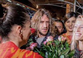 Karles Puyol Toshkentga yetib keldi va muxlislar tomonidan qizg‘in kutib olindi фото