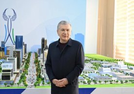 Shavkat Mirziyoyev Yangihayotda barpo etilayotgan “Yangi avlod” maxsus sanoat zonasida bo‘ldi фото