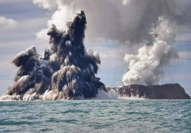 Tinch okeanida suvosti vulqoni otildi. Tonga qiroli saroydan evakuatsiya qilindi фото