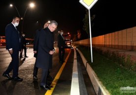 Shavkat Mirziyoyev Yakkasaroy va Sergelida qurilgan yangi yo‘lni ko‘zdan kechirdi фото