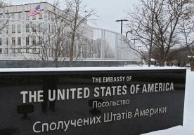 АҚШнинг Киевдаги элчихонаси америкаликларни зудлик билан Украинани тарк этишга чақирди фото